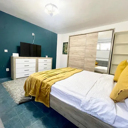 Blue - Half Ground Level With Windows - Demisol Apartman Bukarest