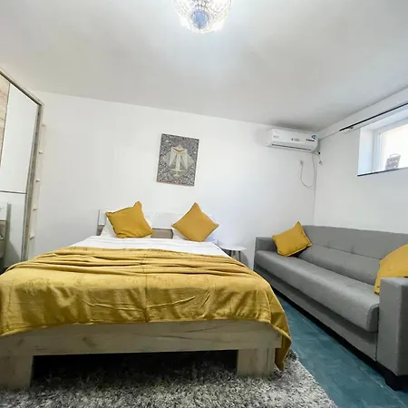 Blue - Half Ground Level With Windows - Demisol Apartman Bukarest