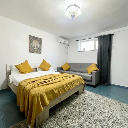 Blue - Half Ground Level With Windows - Demisol Apartman Bukarest