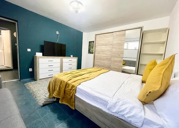 Blue - Half Ground Level With Windows - Demisol Apartman Bukarest