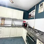 아파트 Blue - Half Ground Level With Windows - Demisol 부쿠레슈티