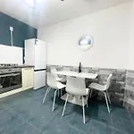 아파트 Blue - Half Ground Level With Windows - Demisol
