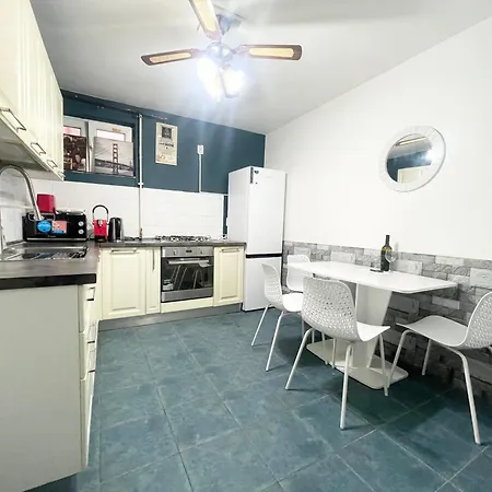 Blue - Half Ground Level With Windows - Demisol Διαμέρισμα