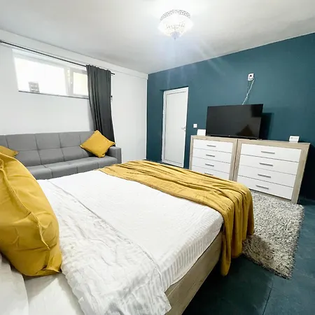 Blue - Half Ground Level With Windows - Demisol Бухарест