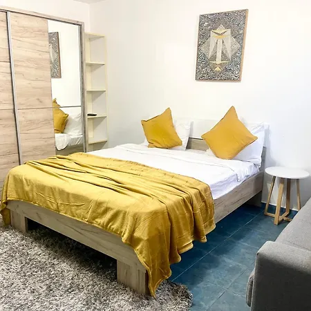 Blue - Half Ground Level With Windows - Demisol Бухарест