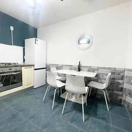 Appartement Blue - Half Ground Level With Windows - Demisol